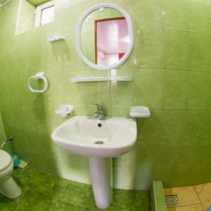 Санузел в 3-местном номере Санузел в 3-местном номере
